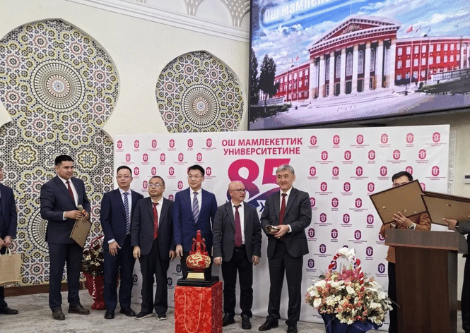 金名節(jié)能科技董事長程奎一行出席奧什國立大學(xué)85周年慶典，共話一帶一路